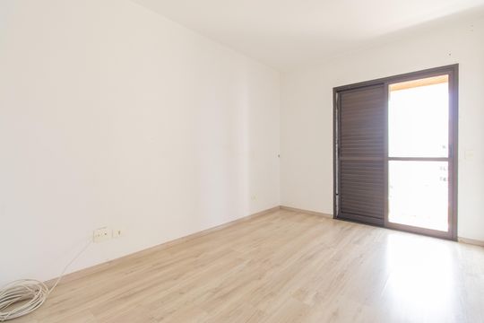 Venda de apartamento com 3 quartos, churrasqueira, piscina e jardim. — Suíte