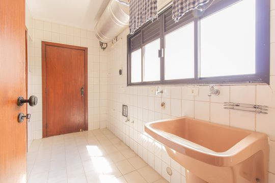 Venda de apartamento com 3 quartos, churrasqueira, piscina e jardim. — Área de Serviço