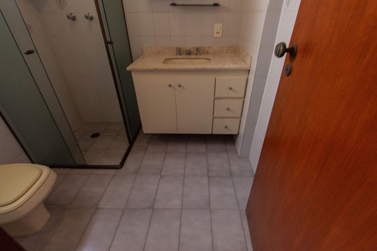 Venda de apartamento com 3 quartos, churrasqueira, piscina e jardim. — Banheiro