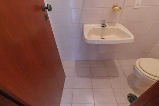 Venda de apartamento com 3 quartos, churrasqueira, piscina e jardim. — Lavabo