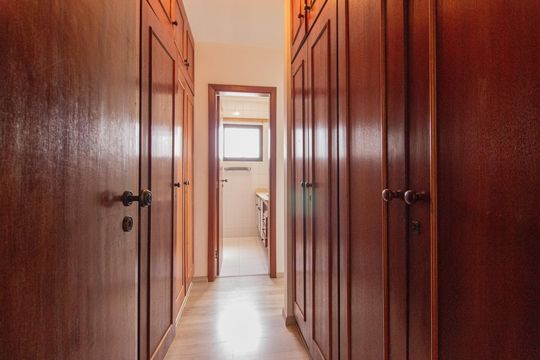 Venda de apartamento com 3 quartos, churrasqueira, piscina e jardim. — Suíte