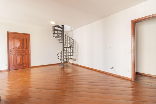 Venda de apartamento com 3 quartos, churrasqueira, piscina e jardim. — Sala