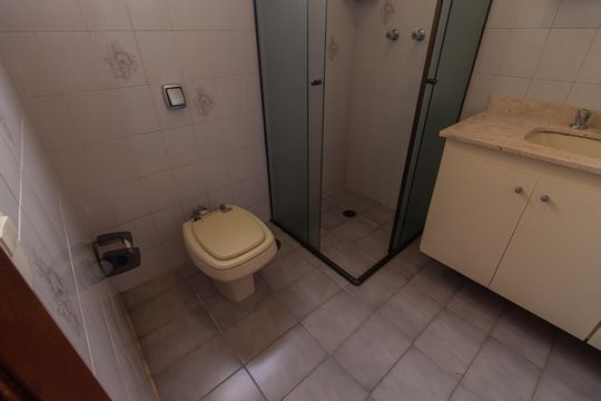Venda de apartamento com 3 quartos, churrasqueira, piscina e jardim. — Banheiro