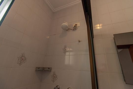 Venda de apartamento com 3 quartos, churrasqueira, piscina e jardim. — Banheiro