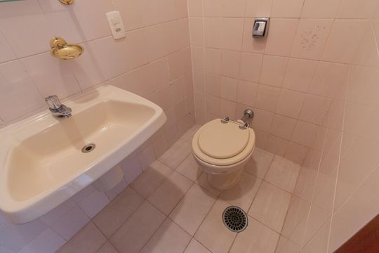 Venda de apartamento com 3 quartos, churrasqueira, piscina e jardim. — Lavabo