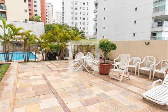 Venda de apartamento com 3 quartos, churrasqueira, piscina e jardim. — Área comum - Piscina