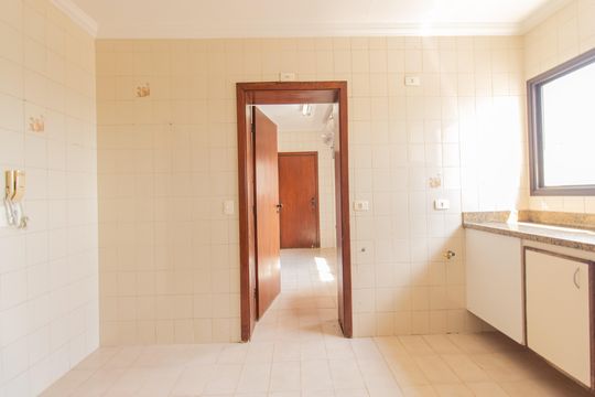 Venda de apartamento com 3 quartos, churrasqueira, piscina e jardim. — Cozinha
