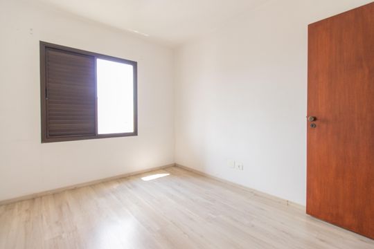 Venda de apartamento com 3 quartos, churrasqueira, piscina e jardim. — Quarto 1