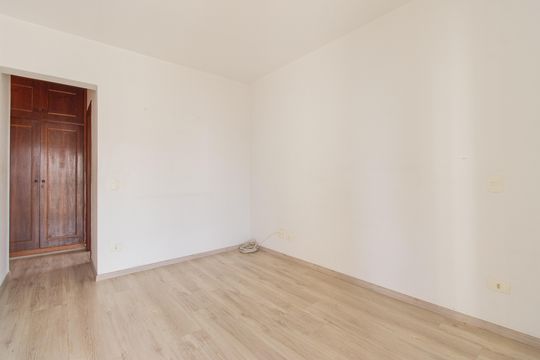Venda de apartamento com 3 quartos, churrasqueira, piscina e jardim. — Suíte
