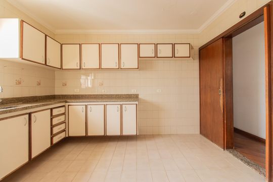 Venda de apartamento com 3 quartos, churrasqueira, piscina e jardim. — Cozinha