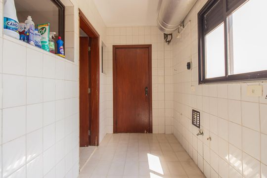 Venda de apartamento com 3 quartos, churrasqueira, piscina e jardim. — Área de Serviço