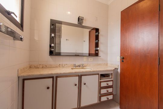 Venda de apartamento com 3 quartos, churrasqueira, piscina e jardim. — Banheiro da Suíte