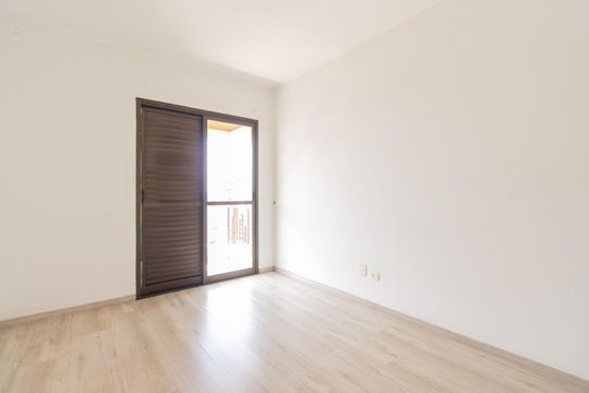 Venda de apartamento com 3 quartos, churrasqueira, piscina e jardim. — Suíte