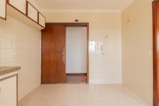 Venda de apartamento com 3 quartos, churrasqueira, piscina e jardim. — Cozinha
