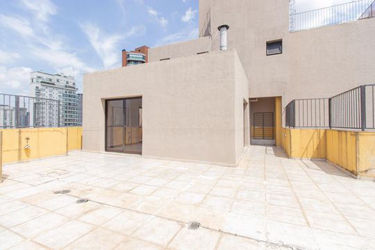Venda de apartamento com 3 quartos, churrasqueira, piscina e jardim. — Cobertura