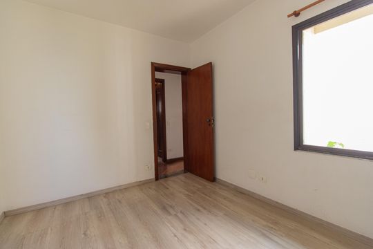 Venda de apartamento com 3 quartos, churrasqueira, piscina e jardim. — Quarto 2