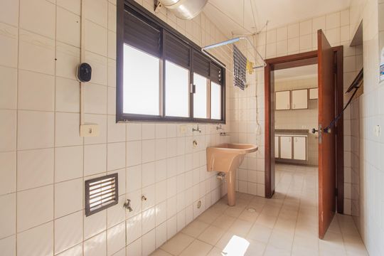 Venda de apartamento com 3 quartos, churrasqueira, piscina e jardim. — Área de Serviço
