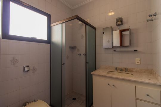 Venda de apartamento com 3 quartos, churrasqueira, piscina e jardim. — Banheiro