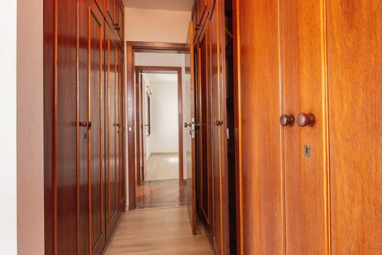 Venda de apartamento com 3 quartos, churrasqueira, piscina e jardim. — Suíte