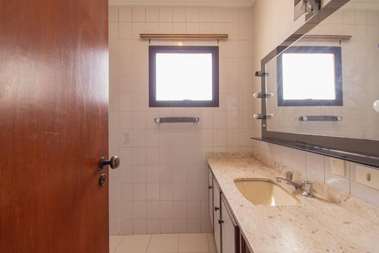 Venda de apartamento com 3 quartos, churrasqueira, piscina e jardim. — Banheiro da Suíte