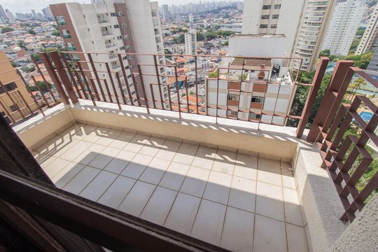 Venda de apartamento com 3 quartos, churrasqueira, piscina e jardim. — Varanda - Suíte