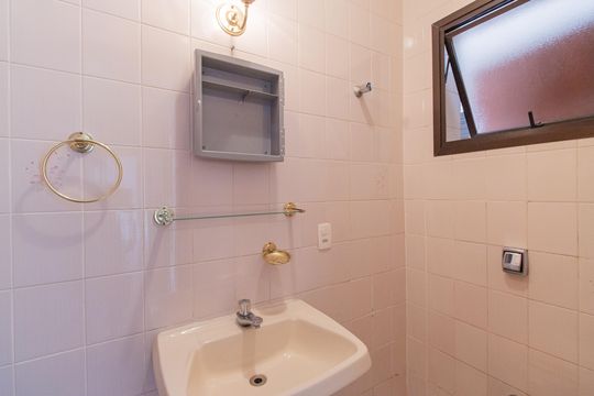 Venda de apartamento com 3 quartos, churrasqueira, piscina e jardim. — Lavabo