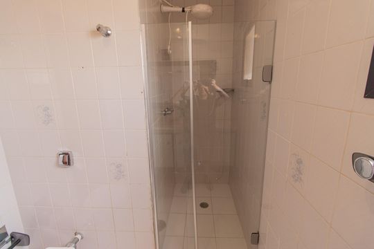 Venda de apartamento com 3 quartos, churrasqueira, piscina e jardim. — Banheiro da Suíte