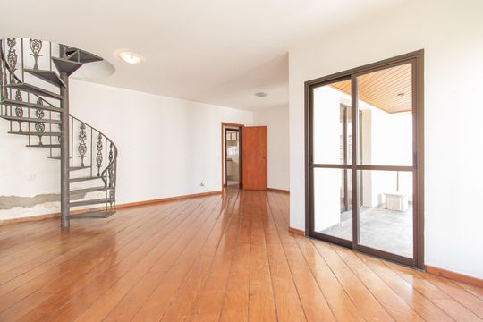 Venda de apartamento com 3 quartos, churrasqueira, piscina e jardim. — Sala