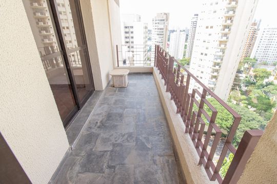 Venda de apartamento com 3 quartos, churrasqueira, piscina e jardim. — Varanda