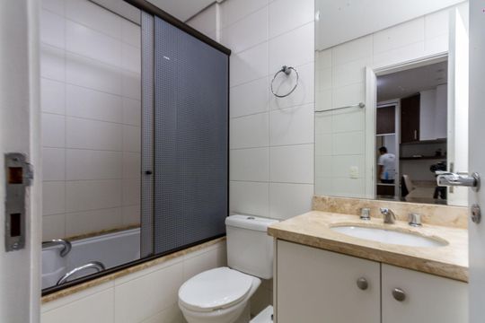 Apartamento à venda, com 205 m², 3 quartos e 4 vagas — Banheiro da Suíte