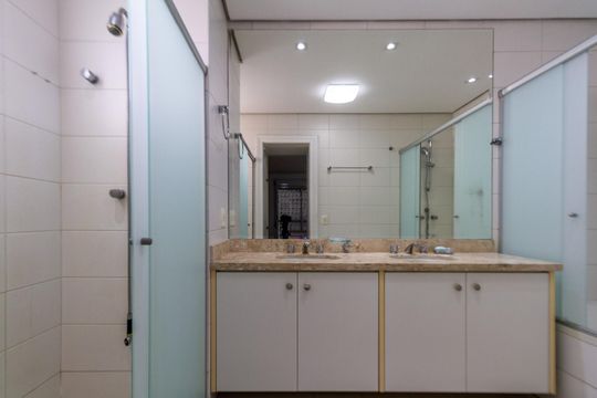 Apartamento à venda, com 205 m², 3 quartos e 4 vagas — Banheiro da Suíte 2