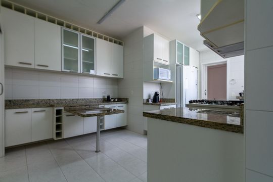Apartamento à venda, com 205 m², 3 quartos e 4 vagas — Cozinha