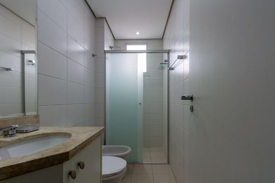 Apartamento à venda, com 205 m², 3 quartos e 4 vagas — Banheiro Social