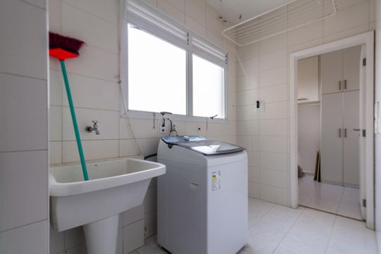 Apartamento à venda, com 205 m², 3 quartos e 4 vagas — Área de Serviço