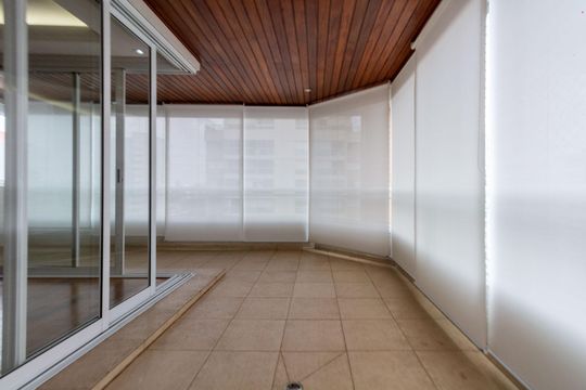Apartamento à venda, com 205 m², 3 quartos e 4 vagas — Varanda da Sala