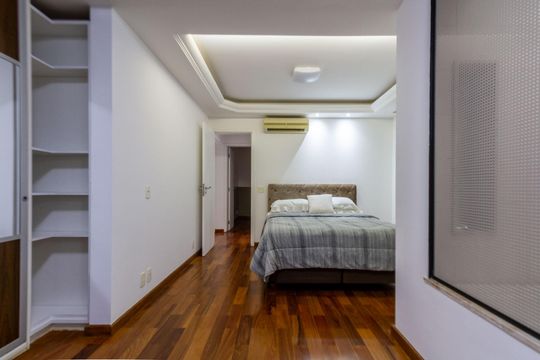 Apartamento à venda, com 205 m², 3 quartos e 4 vagas — Suíte