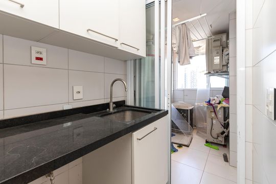 Apartamento mobiliado à venda na Cidade Monções, com 4 quartos, varanda e piscina no condomínio. — Área de Serviço