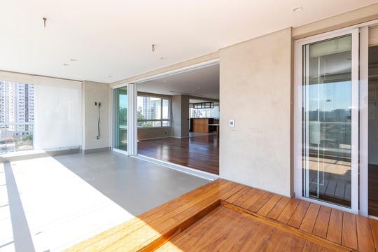 Apartamento mobiliado à venda na Cidade Monções, com 4 quartos, varanda e piscina no condomínio. — Varanda da Sala