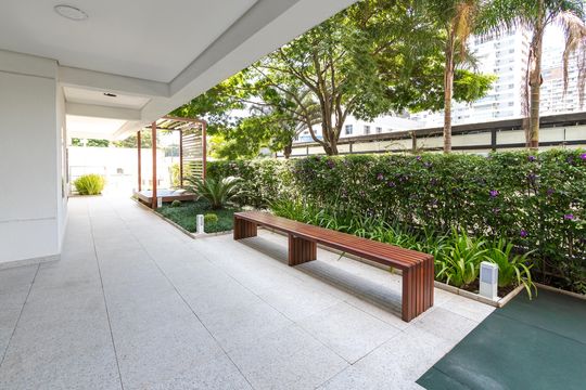 Apartamento mobiliado à venda na Cidade Monções, com 4 quartos, varanda e piscina no condomínio. — Área Comum