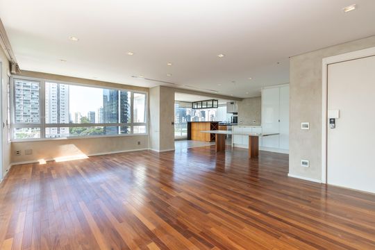 Apartamento mobiliado à venda na Cidade Monções, com 4 quartos, varanda e piscina no condomínio. — Sala