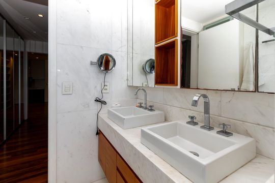Apartamento mobiliado à venda na Cidade Monções, com 4 quartos, varanda e piscina no condomínio. — Banheiro da Suíte 1