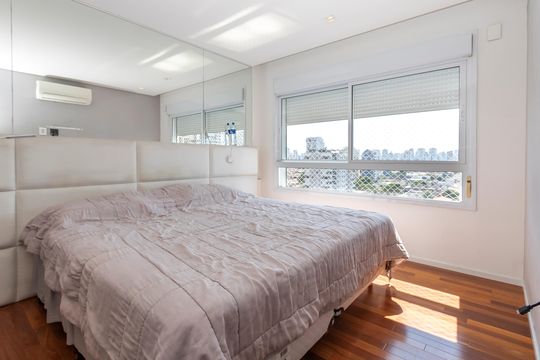 Apartamento mobiliado à venda na Cidade Monções, com 4 quartos, varanda e piscina no condomínio. — Suíte 1