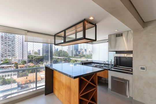 Apartamento mobiliado à venda na Cidade Monções, com 4 quartos, varanda e piscina no condomínio. — Varanda da Cozinha