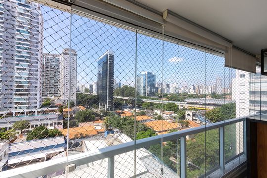 Apartamento mobiliado à venda na Cidade Monções, com 4 quartos, varanda e piscina no condomínio. — Varanda da Cozinha