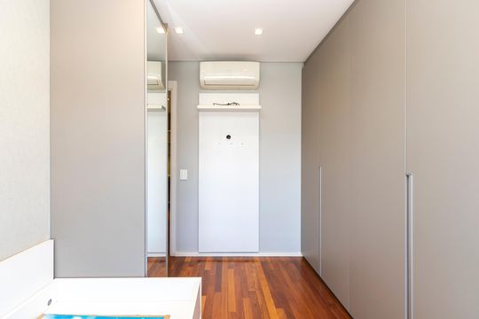 Apartamento mobiliado à venda na Cidade Monções, com 4 quartos, varanda e piscina no condomínio. — Suíte 4
