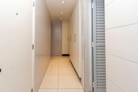 Apartamento mobiliado à venda na Cidade Monções, com 4 quartos, varanda e piscina no condomínio. — Área de Serviço