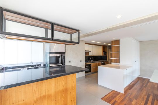 Apartamento mobiliado à venda na Cidade Monções, com 4 quartos, varanda e piscina no condomínio. — Cozinha