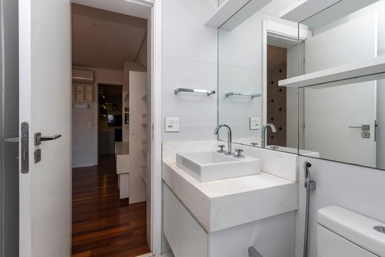Apartamento mobiliado à venda na Cidade Monções, com 4 quartos, varanda e piscina no condomínio. — Banheiro da Suíte 2