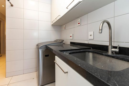 Apartamento mobiliado à venda na Cidade Monções, com 4 quartos, varanda e piscina no condomínio. — Área de Serviço