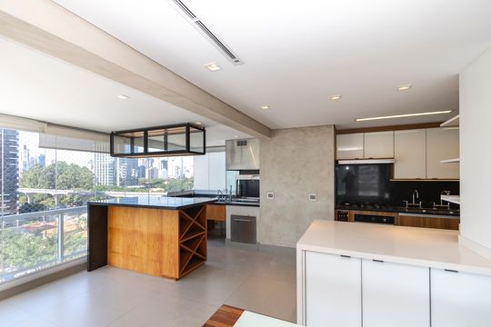 Apartamento mobiliado à venda na Cidade Monções, com 4 quartos, varanda e piscina no condomínio. — Cozinha